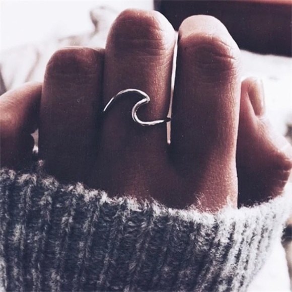 Jewelry - NEW! 3/$30 Adjustable “Silver Wave” Ring 🌊